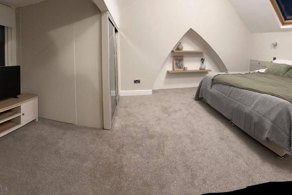 Three Bedroom By Brookland Serviced Short Lets With Free Wifi Apartment Manchester