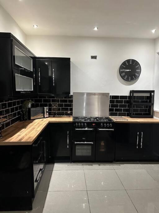 Apartment Three Bedroom By Brookland Serviced Short Lets With Free Wifi *