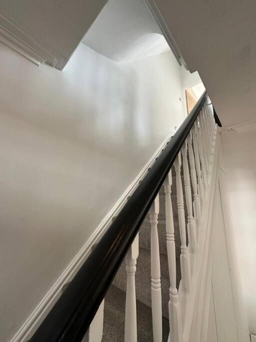 Three Bedroom By Brookland Serviced Short Lets With Free Wifi Apartment *