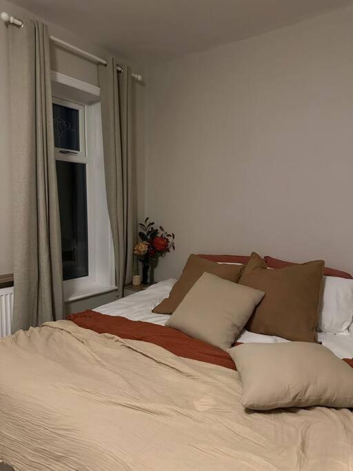 Apartment Three Bedroom By Brookland Serviced Short Lets With Free Wifi *