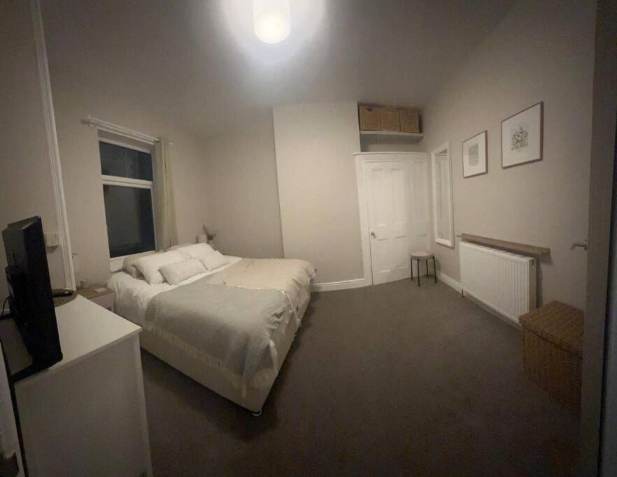 Three Bedroom By Brookland Serviced Short Lets With Free Wifi * Manchester