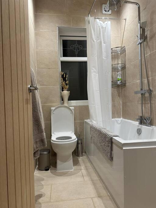Three Bedroom By Brookland Serviced Short Lets With Free Wifi Apartment Manchester